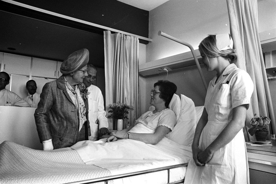 De koningin in gesprek met een patiënt, Bestanddeelnr 925-5964