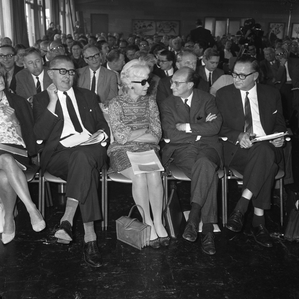 De linkse stroming in de partij, vertegenwoordigd door (vlnr) mr. Cammelbeeck, I, Bestanddeelnr 921-7019