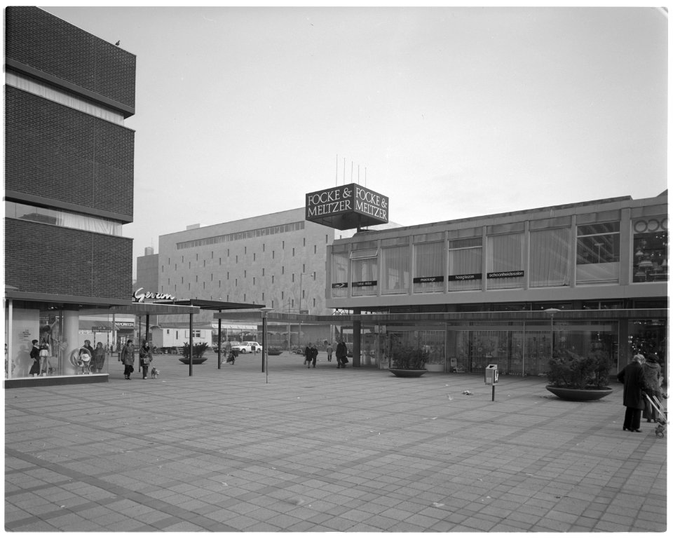 De Lijnbaan met Focke & Meltzer, modehuis Gerzon en de Bijenkorf aan de Coolsingel 1972