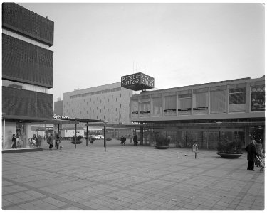 De Lijnbaan met Focke & Meltzer, modehuis Gerzon en de Bijenkorf aan de Coolsingel 1972
