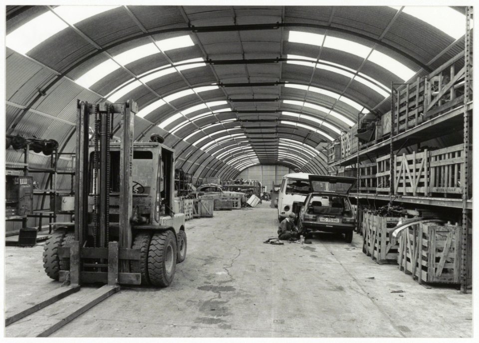 De loods van autosloperij Peter Koster op bedrijventerrein De Liede. NL-HlmNHA 54034136