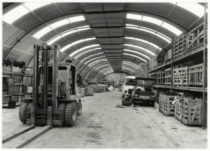 De loods van autosloperij Peter Koster op bedrijventerrein De Liede. NL-HlmNHA 54034136