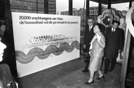 De Koningin bij de rondgang, Bestanddeelnr 925-5584