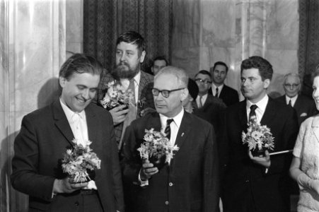 De loting met v.l.n.r. Larsen, Donner, Botwinnik en Spassky, Bestanddeelnr 923-4485