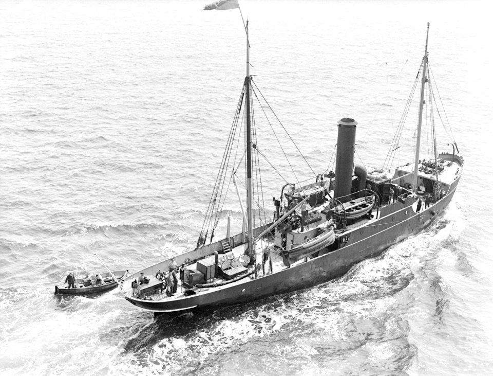 De loods (aan het roer van de sloep) heeft het schip verlaten en wordt door twee, Bestanddeelnr 189-0614
