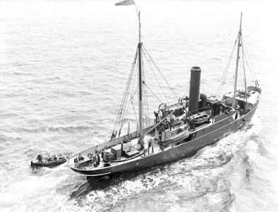 De loods (aan het roer van de sloep) heeft het schip verlaten en wordt door twee, Bestanddeelnr 189-0614