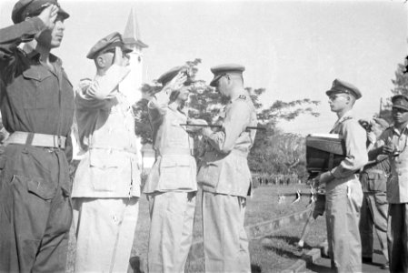 De legercommandant generaal S.H. Spoor decoreert kapitein H.J.W. Visser met de …, Bestanddeelnr 239-4-4
