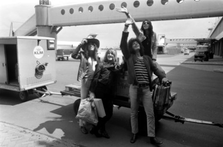 De leden van de rockband The Golden Earrings zwaaien vanaf het platform naar de , Bestanddeelnr 922-5722