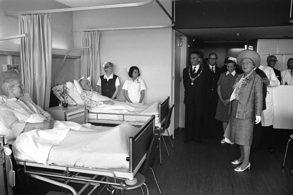 De koningin krijgt een rondleiding door het ziekenhuis in gezelschap van de burg, Bestanddeelnr 925-5968