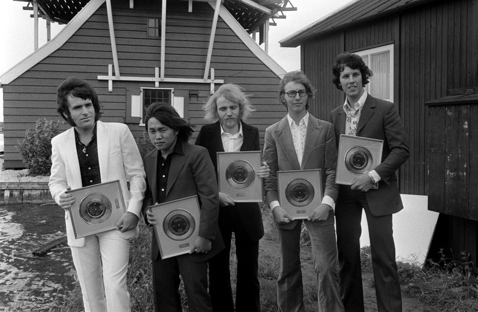 De leden van de groep met ieder zijn eigen trofee, Bestanddeelnr 923-6411
