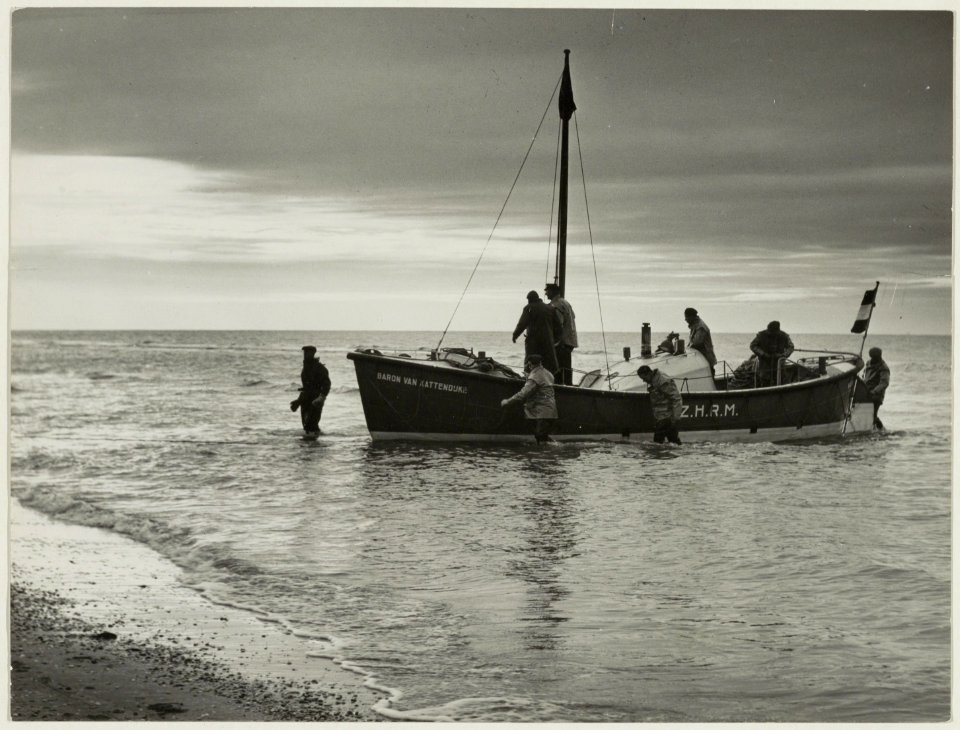 De Katwijkse reddingsboot , Baron van Kattendijke , tijdelijk gestationeerd in Zandvoort. NL-HlmNHA 54010308