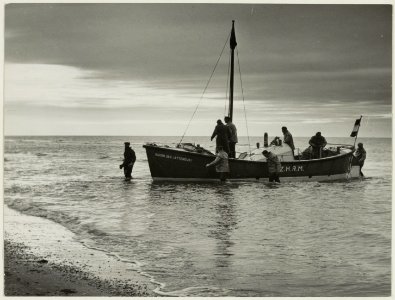De Katwijkse reddingsboot , Baron van Kattendijke , tijdelijk gestationeerd in Zandvoort. NL-HlmNHA 54010308