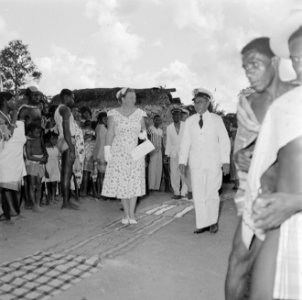 De koningin komt aan in Moengotapoe. Rechts een bestuursambtenaar, Bestanddeelnr 252-4467