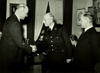 De leiding van de P.R.A. Haarlem wordt door de heer J.J. Haye, die tegelijk afscheid nam, overgedragen aan de hoofdcommissaris van Politie, de heer F.J. Fontijne. NL-HlmNHA 5400464138