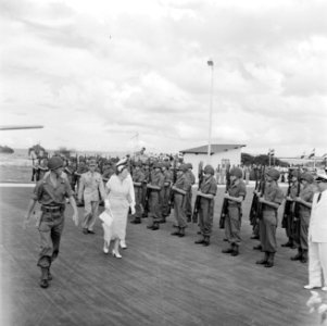 De koningin inspecteert de erewacht op het vliegveld van Bonaire, Bestanddeelnr 252-3832