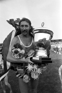 De kampioen Ron Hill met zijn beker, Bestanddeelnr 928-1299
