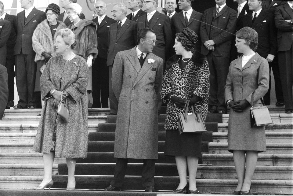 De koningin, prins Bernhard en de prinsessen Beatrix en Irene nemen op het borde, Bestanddeelnr 912-1872