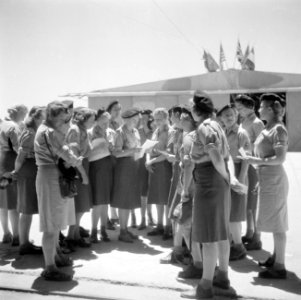 De leden van het Vrouwelijk Hulp Korps in Ataka bij het lezen van de post, Bestanddeelnr 255-6884