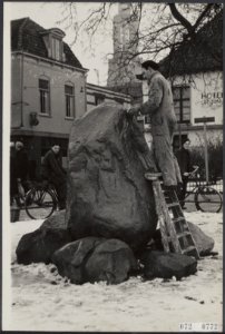 De kei met rode verf besmeurd, Bestanddeelnr 072-0772