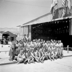 De leden van het Vrouwelijk Hulp Korps en militairen voor de hangar in de haven , Bestanddeelnr 255-6903