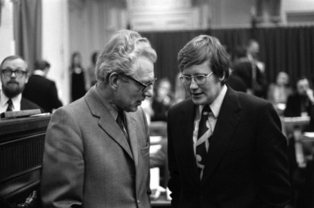De kamerleden Marcus Bakker (links, CPN) en Hans Wiegel (VVD), Bestanddeelnr 927-0163