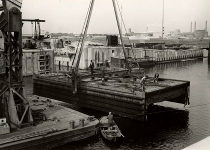 De laatste werkzaamheden aan 's werelds grootste sluis (12 juli.). Fotografie van C. de Boer te Haarlem, 1946. H.13, br.18 cm. Aangekocht in 1977, NL-HlmNHA 54004751