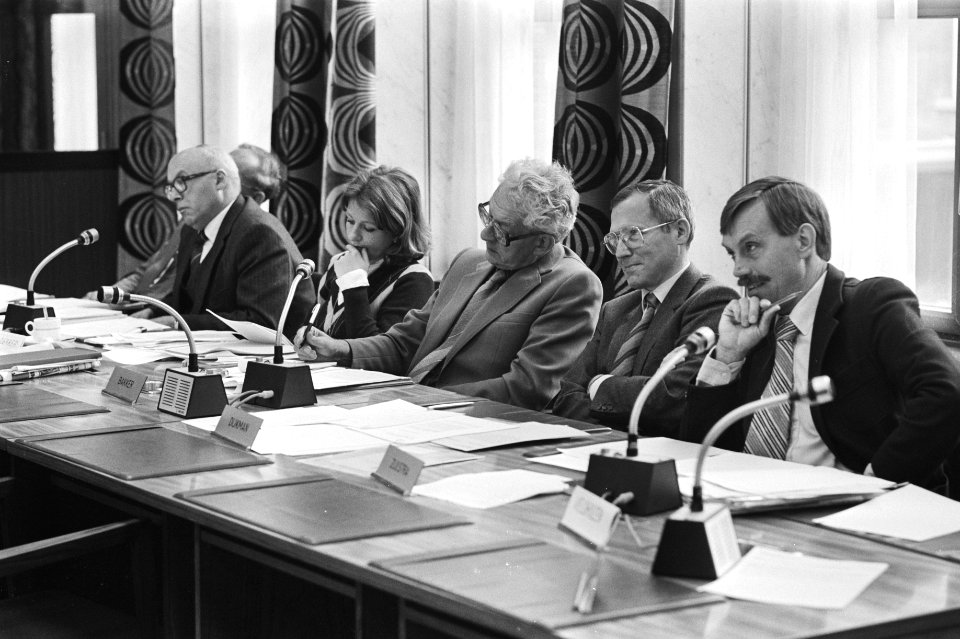 De leden van de vaste kamercommissie Economische Zaken van links naar rechts V…, Bestanddeelnr 931-7127