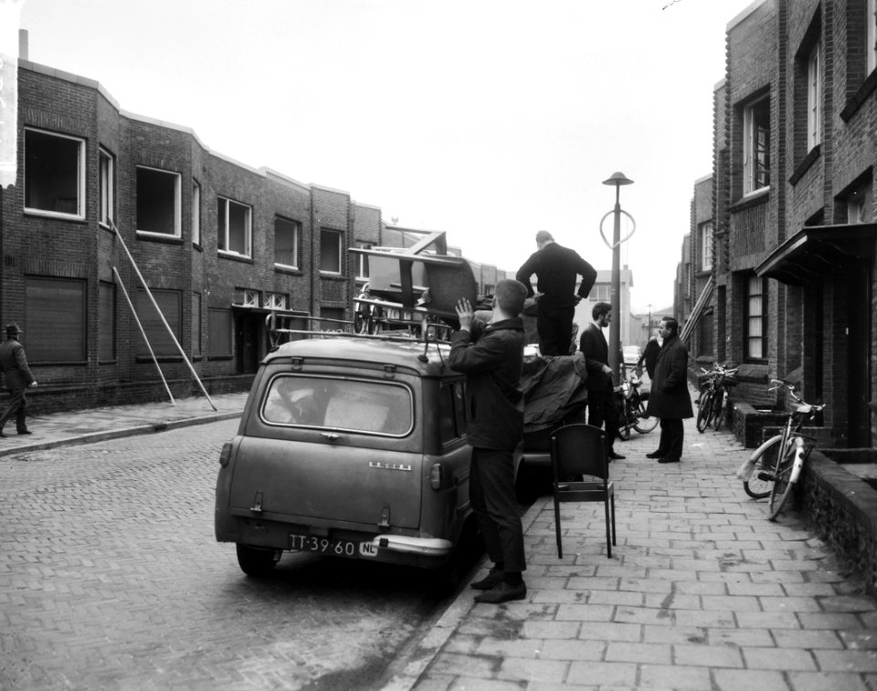 De laatste mensen vertrekken uit Gen. Vetterstraat , de mensen aan het verhuizen, Bestanddeelnr 917-3263