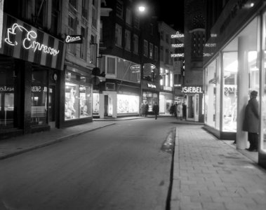 De Kalverstraat zaterdagavond tussen 20 en 23 uur, Toon Hermans op televisie, Bestanddeelnr 917-4811
