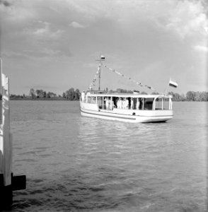 De Kalabebo met het koninklijk gezelschap op de Surinamerivier, Bestanddeelnr 252-4199