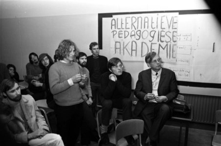 De Katholieke Academie te Beverwijk wordt nog bezet gehouden. Overzicht vergader, Bestanddeelnr 923-1411