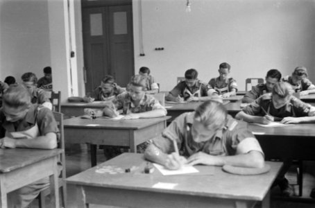 De kandidaten doen een schriftelijke opdracht, Bestanddeelnr 83-3-2