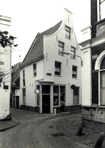 De Lange Margarethastraat, op de voorgrond het Krocht en links de Ursulastraat. Het hoekpand in het midden is de poppenwinkel 'Libra' aan de Lange Margarethastraat 48 hoek Ursulastraat. Aangekocht in 