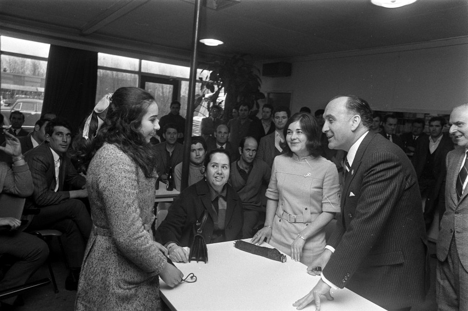 De la Fuente in gesprek met vrouwelijke bewoners van het woonkamp El Prado van, Bestanddeelnr 923-4570