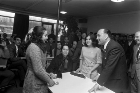 De la Fuente in gesprek met vrouwelijke bewoners van het woonkamp El Prado van, Bestanddeelnr 923-4570