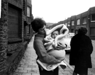 De laatste mensen vertrekken uit Gen. Vetterstraat , mevrouw Min met baby verlaa, Bestanddeelnr 917-3269