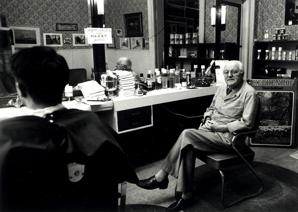 De kapperszaak van Gé Verveer, stopt na 61 jaar. Aangekocht van United Photos de Boer bv. - Negatiefnummer 33885 k 25. - Gepubliceerd in het Haarlems Dagblad van 06-03-1991. Identificatienummer 54-031