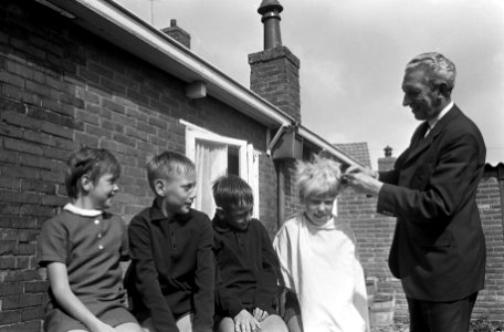 De kapper knipt de haren van de kinderen, Bestanddeelnr 921-6471