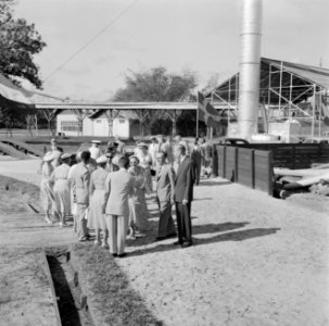 De koningin bezoekt de Bruynzeelfabriek in Beekhuizen, Bestanddeelnr 252-4570