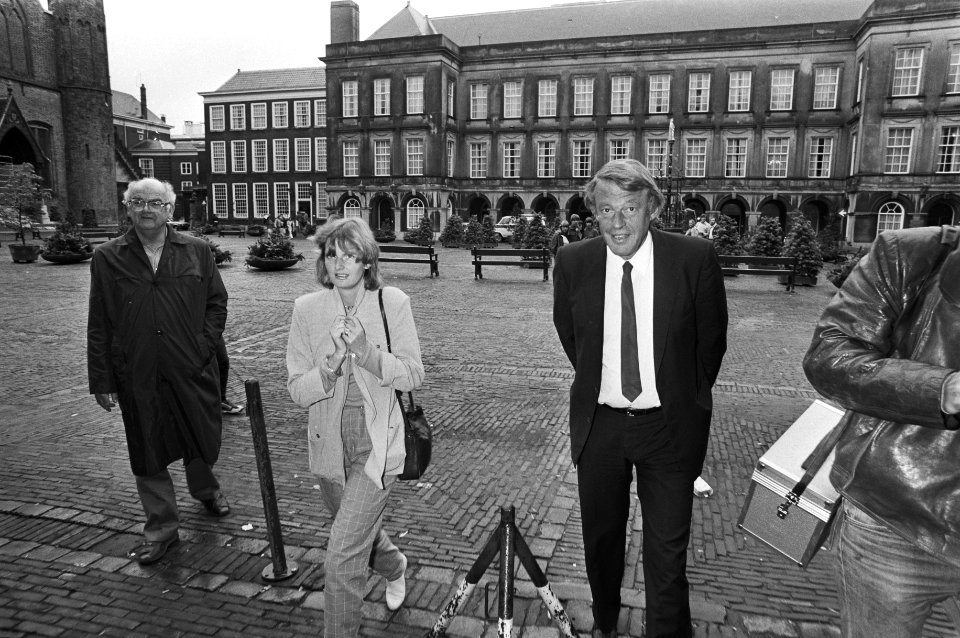 De kandidaat-minister van Defensie Hans van Mierlo (D66) en zijn medewerkster Ca, Bestanddeelnr 931-6202