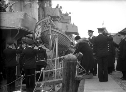 De Koningin bezoekt oorlogsschepen D. H. M. Evertsen en H. M. Maurits van Nassau, Bestanddeelnr 901-4607