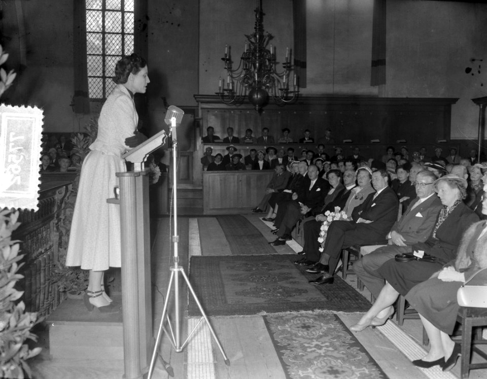 De koningin luistert naar een toespraak van mej. Elisabeth Houtzager, directrice, Bestanddeelnr 907-7562