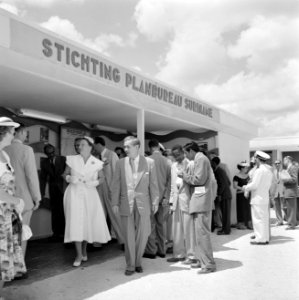 De koningin bezoekt de stand van de Stichting Planbureau Suriname op de Surinaam, Bestanddeelnr 252-4297