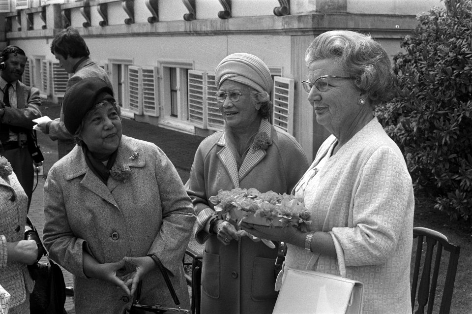 De koningin ontvangt een geschenk van de bezoekers, Bestanddeelnr 925-6659