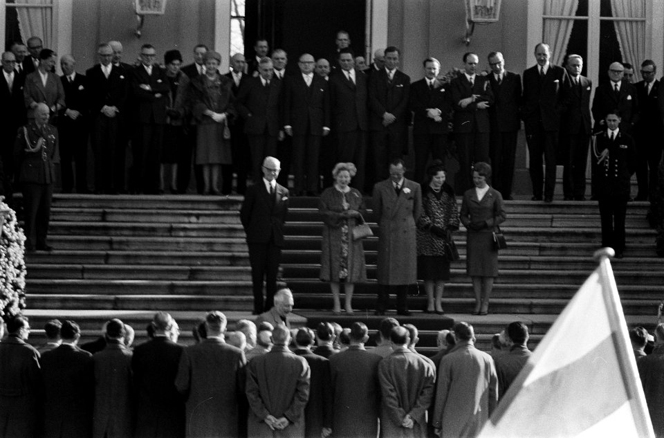 De koningin, prins Bernhard en de prinsessen Beatrix en Irene nemen op het borde, Bestanddeelnr 912-1875