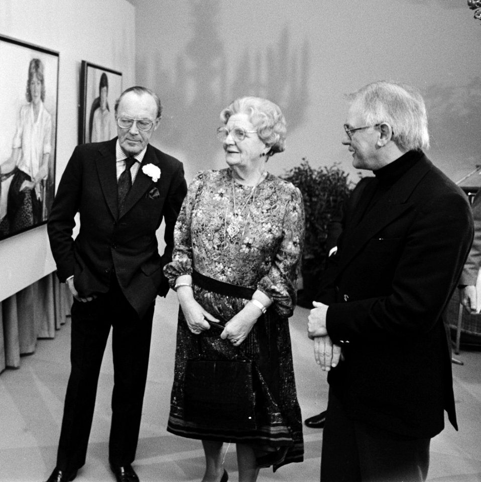 De koningin en prins Bernhard bekijken met schilder Jan Goeting het portret van , Bestanddeelnr 930-5545