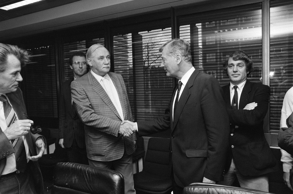 De Koning (r) begroet Van der Scheur (l) (AbvaKabo), Bestanddeelnr 933-9234