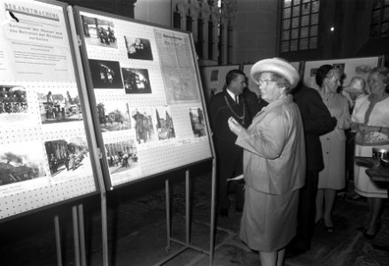 De koningin op de tentoonstelling over Groningen in oorlogstijd, Bestanddeelnr 923-4479