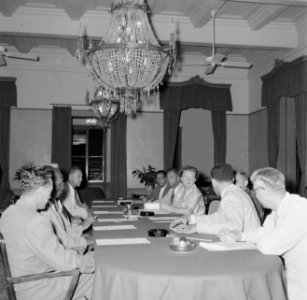 De koningin presideert in het gouvernementshuis de raad van ministers, Bestanddeelnr 252-4496