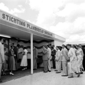 De koningin bezoekt de stand van de Stichting Planbureau Suriname op de Surinaam, Bestanddeelnr 252-4295